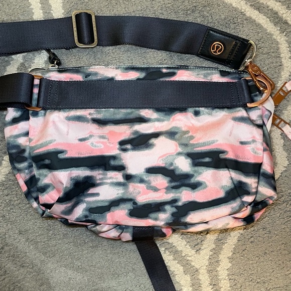 Lululemon Go Lightly Bag Wamo Camo Barely Pink - Picture 6 of 11